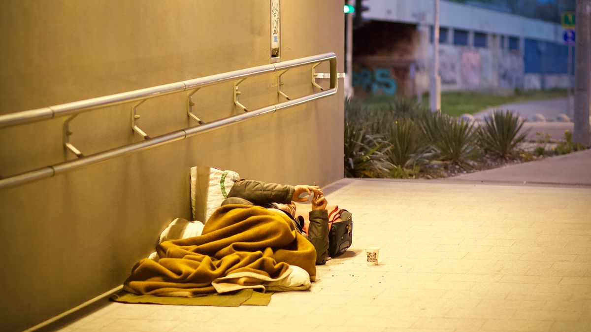 V Jihlavě se mohou bezdomovci vedle ubytovny schovat i do stanu